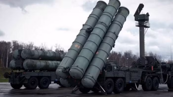Theo một chuyên gia từng viết trên tờ EurAsian Times của Ấn Độ, S-300 là một trong những hệ thống phòng không lâu đời nhất, hiện có trong biên chế; vì Nga có thể dư thừa các loại đạn tên lửa cũ, có thể phù hợp để tiêu diệt các mục tiêu cố định trên mặt đất, hơn là tấn công các mục tiêu trên không.
