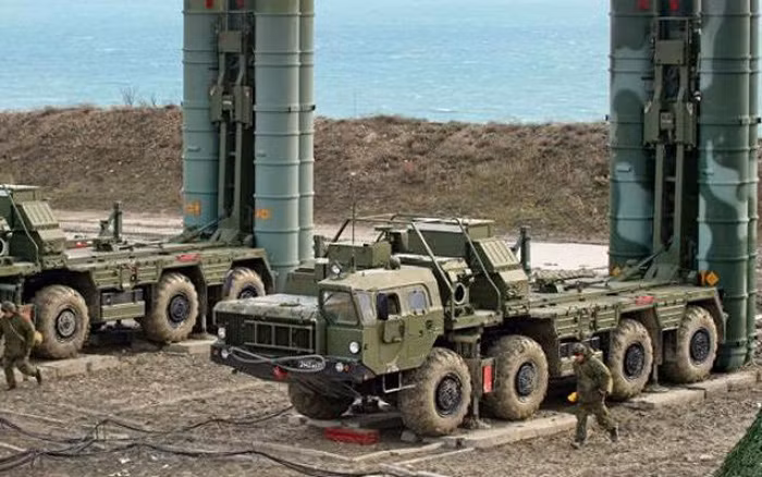 Khi đó tại Belarus, được trang bị phiên bản S-300PS của hệ thống S-300, được đưa vào biên chế giữa những năm 1980, bao gồm tên lửa 5V55R, có tầm bắn tối đa lên tới 90 km, khi tiêu diêt các mục tiêu trên không. Còn tầm bắn tối đa của tên lửa 5V55R, khi tiêu diệt các mục tiêu mặt đất là 120 km.