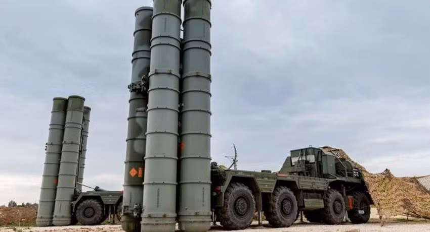 Tuy nhiên, ông Kim không nói rõ phiên bản S-300 nào được lực lượng Nga sử dụng cho mục đích tấn công trên bộ. Cả Nga và Ukraine đều được biết là đang vận hành dòng S-300P trên khung gầm bánh lốp 8×8 và dòng S-300V sử dụng khung gầm bánh xích, trong cuộc chiến Ukraine đang diễn ra.