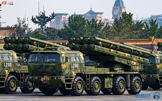 Đầu tiên là hệ thống PHL-16 của Trung Quốc. Đi vào hoạt động từ năm 2019, PHL-16 đã đưa Trung Quốc lên vị trí dẫn đầu trong lĩnh vực hệ thống pháo tên lửa với khả năng triển khai các tên lửa cỡ lớn 750mm, 370mm và 300mm, cung cấp tầm bắn tối đa lên tới 500km.