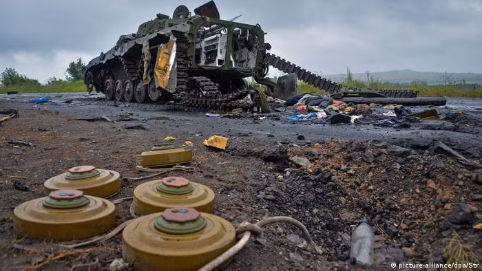 Vũ khí Mỹ gửi đến Ukraine phải dễ sử dụng, rẻ tiền và người Nga khó có thể phá hủy. Một máy bay tiêm kích F-35 có giá 77 triệu USD sẽ là vũ khí mạnh nhất, nhưng lại dễ bị tiêu diệt trên mặt đất. Tuy nhiên, với số tiền trên thay vì F-35 mà chuyển sang tên lửa, kính nhìn đêm và bom đặt bên đường sẽ giúp Ukraine gây ra những tổn thất cho Nga. Nguồn ảnh: Foxt.