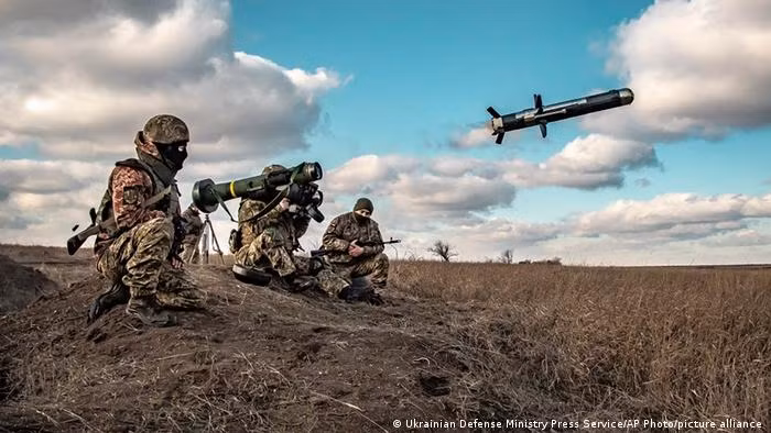Trước đó, Mỹ đã bán cho Ukraine 47 đơn vị phóng (CLU) và 370 tên lửa. Ukraine hầu như không có đủ Javelins để trang bị cho một lữ đoàn lục quân, nước này có gần 30 lữ đoàn cũng như một loạt các đơn vị nhỏ hơn, quân dự bị và lực lượng hoạt động đặc biệt.