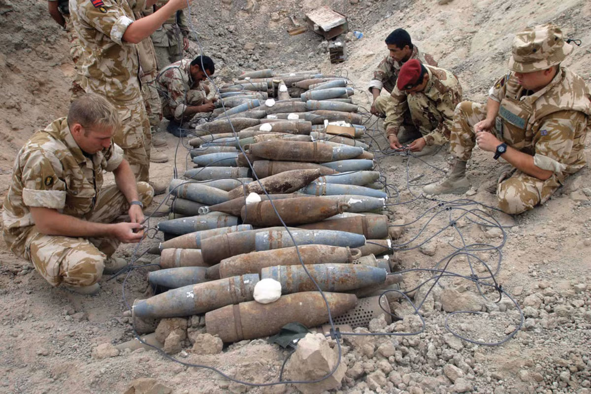 Thứ năm là thiết bị nổ cải tiến, Mỹ đã dành gần 20 năm, chủ yếu ở Iraq và Afghanistan, chống lại những kẻ thù sử dụng thiết bị nổ cải tiến ngày càng tinh vi (IED). Các thiết bị này thường sử dụng chất nổ từ bom máy bay, đạn pháo và tích hợp tính năng bảo vệ cao, được đặt dọc theo các con đường và tuyến đường mà lực lượng Mỹ thường hay di chuyển để gây sát thương.
