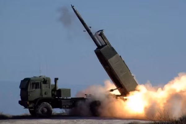 Với tầm bắn lên đến hơn 60km, HIMARS sẽ làm suy yếu tinh thần của các lực lượng Nga ở tuyến sau và cho phép Ukraine tấn công các mục tiêu bên trong nước Nga.