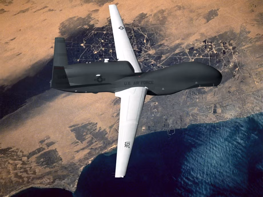 Máy bay trinh sát không người lái RQ-4 Global Hawk được trang bị một bộ thiết bị trinh sát tiên tiến. Hệ thống này bao gồm một radar SAR/MTI khẩu độ tổng hợp, các cảm biến quang học và hồng ngoại.