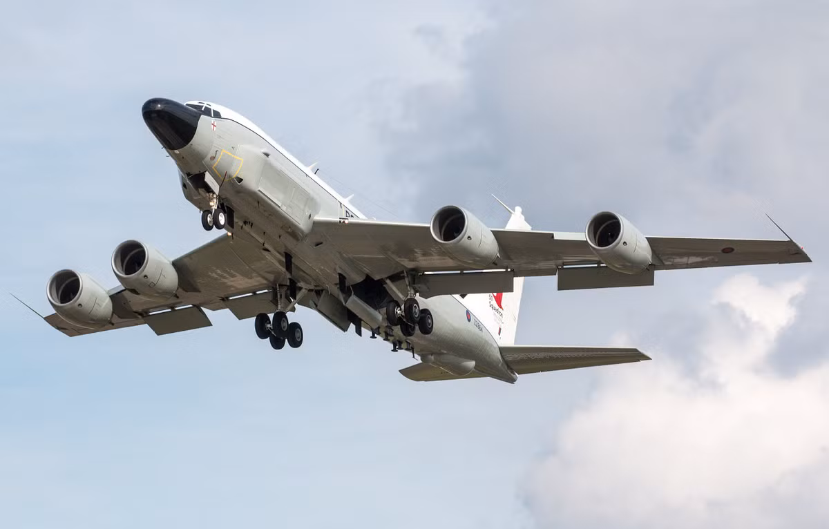 Hiệu suất bay của máy bay RC-135V khiêm tốn hơn đáng kể so với RQ-4 Global Hawk. Boeing RC-135V có phạm vi bay thực tế là 9.100 km, trần bay xấp xỉ 12.000 mét. Máy bay có thể đạt tốc độ tối đa lên tới 930 km/h. Thông thường máy bay thực hiện trinh sát vô tuyến điện từ 4-5 giờ, thời gian của các phi vụ trực tiếp phụ thuộc vào khoảng cách từ các căn cứ.