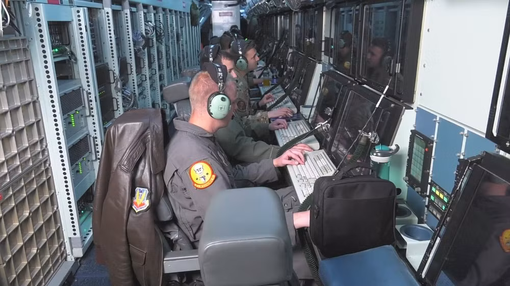 Boeing RC-135V/W là một máy bay trinh sát điện tử, được trang bị nhiều ăng-ten khác nhau. Một tính năng đặc biệt của máy bay là phần mũi kéo dài hơn hai mét, là nơi chứa thiết bị liên lạc và trinh sát AN/AMQ-15. Phi hành đoàn của máy bay gồm 3-4 người, ngoài ra có tới 12-16 người vận hành hệ thống trinh sát làm việc trên máy bay.