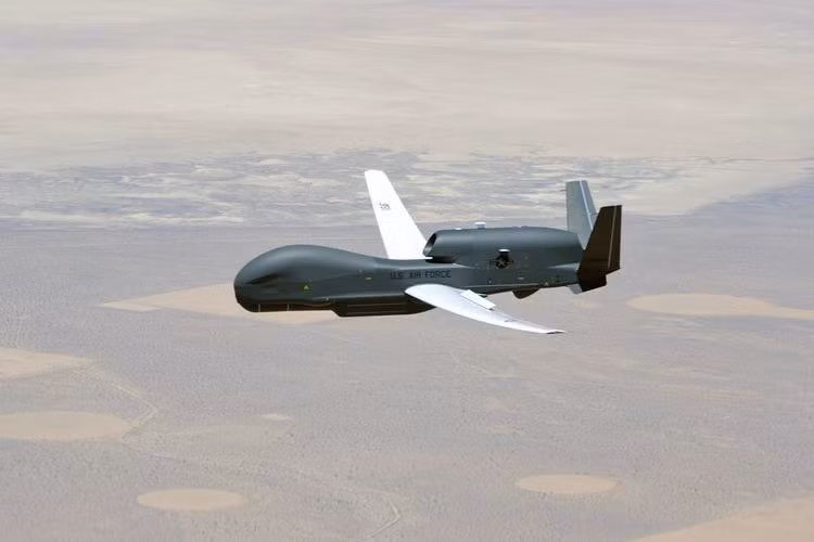 Trên các sửa đổi của máy bay không người lái RQ-4 Block 40, hệ thống radar đa nền tảng MP-RTIP đã được đưa vào trang bị. Giúp máy bay có thể theo dõi các mục tiêu di động trên mặt đất và trên không. Đặc biệt, nó có thể được sử dụng để theo dõi các phương tiện mặt đất và tên lửa hành trình bay thấp.