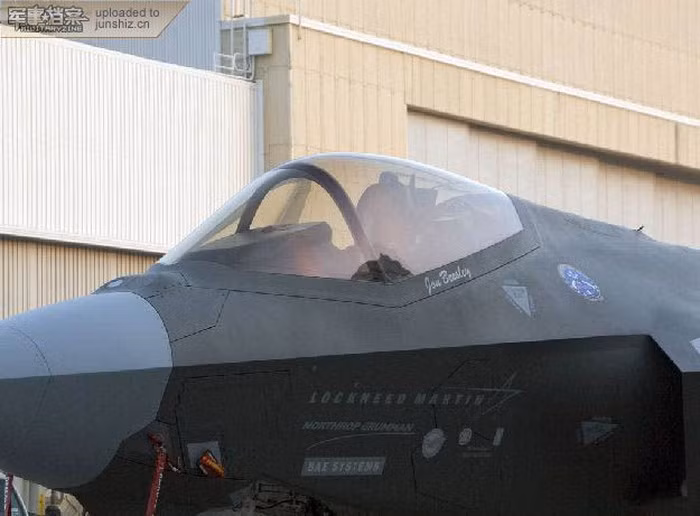 Chengdu J-20 là máy bay chiến đấu tàng hình một chỗ ngồi, đa chức năng cho các vai trò không đối không, không đối đất với tốc độ hành trình siêu âm và hệ thống điện tử hàng không tích hợp, được bay thử nghiệm lần đầu tiên vào ngày 11/1/2011.
