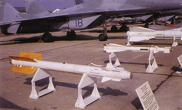 Cho đến cuối thập niên 1970, công nghệ tên lửa của Liên Xô bị tụt hậu so với phương Tây từ nhiên liệu đẩy, thiết kế khung thân cho tới hệ thống dẫn đường. Tuy nhiên điều này đã thay đổi khi Liên Xô triển khai hai loại đạn R-27 (AA-10 Alamo) và R-73 (AA-11 Archer) trong năm 1980, được đánh giá tạo ra bước ngoặt lớn.