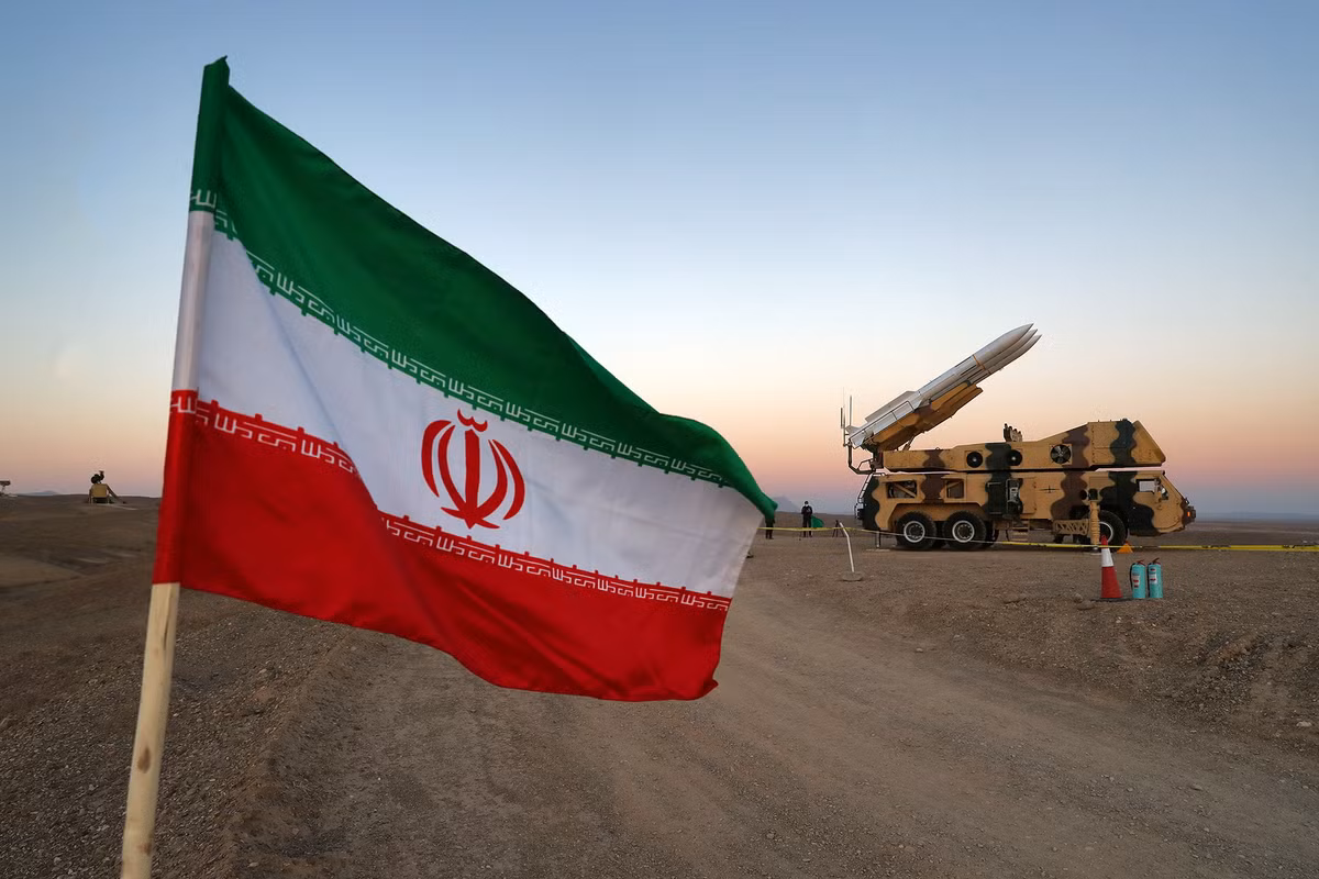 Israel coi Iran là kẻ thù không đội trời chung trong khu vực và cho biết họ sẽ thực hiện bất kỳ bước nào cần thiết để ngăn chặn Iran có được vũ khí hạt nhân. Còn Iran khẳng định chương trình hạt nhân của họ là vì mục đích hòa bình. Nguồn ảnh: Pinterest.