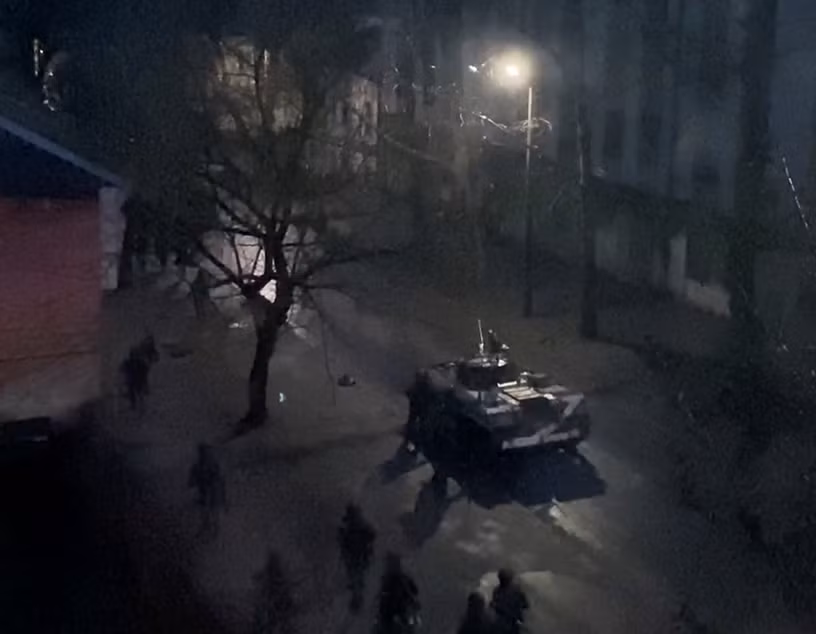 Truyền thông Nga cho biết, lực lượng đặc biệt Nga và tiểu đoàn DPR Spartan đã tiến vào khu vực nội đô thành phố Mariupol và giao tranh ác liệt với tiểu đoàn phòng thủ của quân đội Ukraine và tiểu đoàn Azov.
