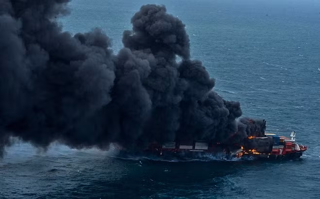 Ông Konashenkov nói rằng một tàu chở hàng của Ukraine đã cố gắng đột nhập vào cảng biển Mariupol nhưng đã bị Hạm đội Biển Đen của Nga chặn vào đêm đó, con tàu không trả lời các cuộc gọi từ lính biên phòng Nga. Hai tàu tuần tra biên giới của Nga đã bắn cảnh cáo luồng tàu, nhưng tàu Ukraine vẫn không giảm tốc độ.