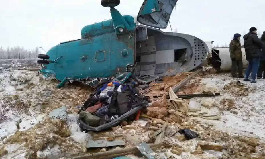 Tiểu đoàn Azov cũng bắt thường dân làm con tin và điều tiết lộ là có rất nhiều thường dân trong Nhà máy thép Azovstal. Trước đó, tàn binh Mariupol cũng đã cố gắng thoát ra khỏi vòng vây bằng đường biển, chiếc trực thăng Mi-8 của Ukraine cùng với chỉ huy Tiểu đoàn Azov và các quan chức chính phủ Ukraine vội vã sơ tán đã bị quân đội Nga bắn rơi.