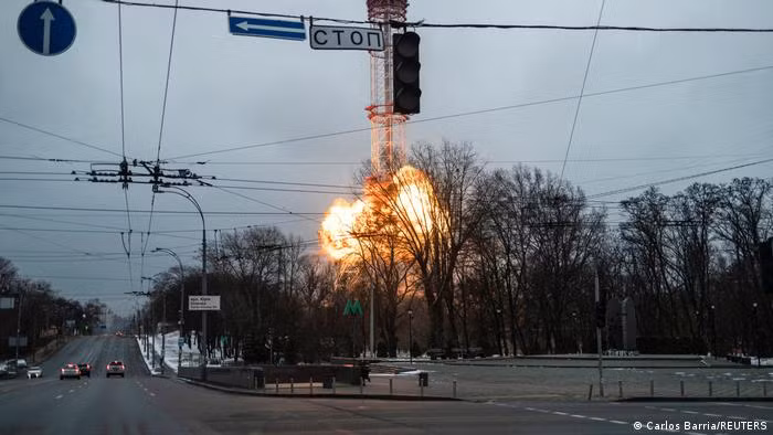 Đồng thời, không quân Nga cũng tăng cường lực lượng trên không phận Ukraine. Tăng cường sự liên kết phối hợp và tương tác giữa các đơn vị khác nhau của Lực lượng vũ trang Nga. Pháo binh được sử dụng trong các tình huống chống trả quyết liệt. Độ chính xác các cuộc tấn công bằng tên lửa chiến thuật và không kích tăng lên.