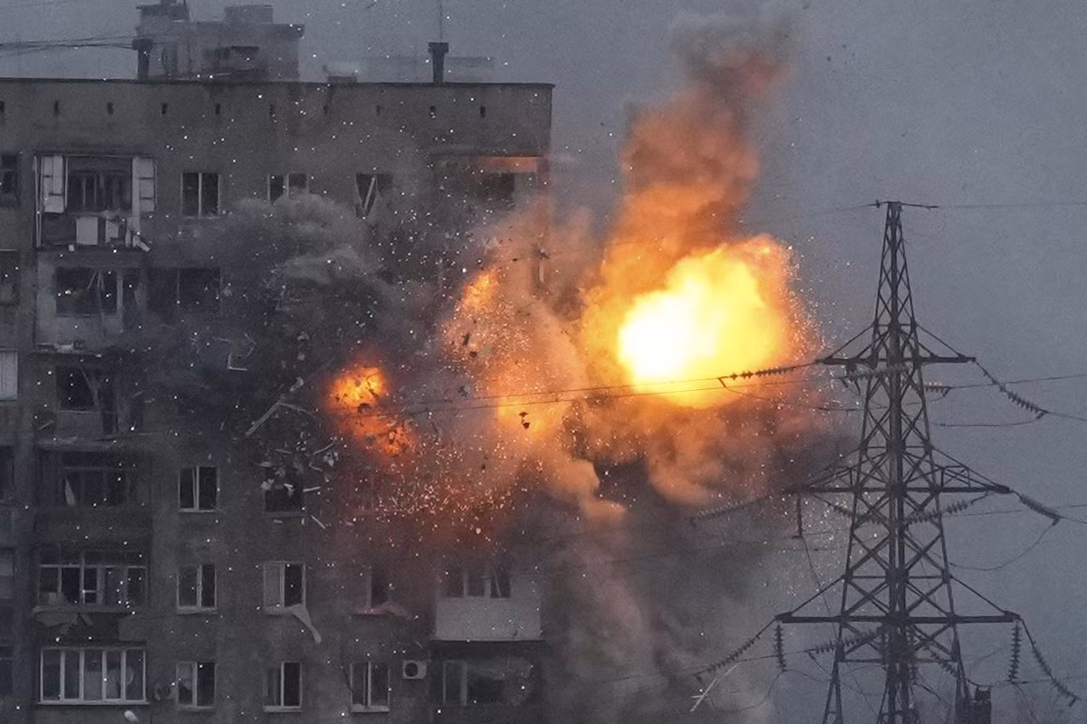 Bởi vì ngay cả khi dân thường được sử dụng làm "lá chắn", thì các tay súng bắn tỉa Ukraine và Azov nói chung vẫn chỉ để dân thường ở phòng bên cạnh để ngăn dân thường ảnh hưởng đến hoạt động chiến đấu của họ.