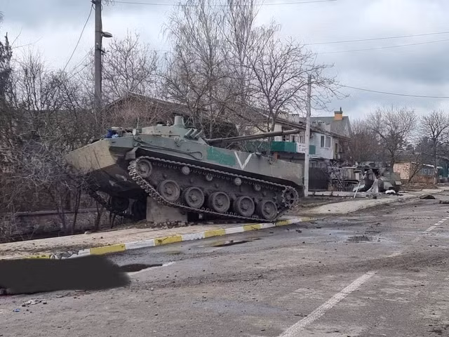Trong một đoạn video do Ukraine cung cấp, có thể nghe thấy một chỉ huy quân đội Nga đang giải thích với cấp trên về những gì đã xảy ra, thông báo rằng đoàn xe đã bị tấn công bất ngờ và sĩ quan chỉ huy đã bị giết sau đó.