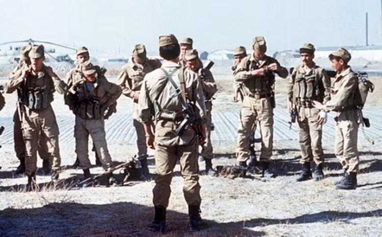Lính dù Nga đã hai lần đánh chiếm các thủ đô của nước khác. Ngày 20/8/1968, một chiếc máy bay vận tải An-12 của không quân Liên Xô đã giả danh máy bay dân dụng và hạ cánh xuống sân bay Praha, thủ đô Cộng hòa Séc, rất nhanh chóng hàng chục biệt kích đã tràn ra từ máy bay chiếm đóng sân bay và tháp chỉ huy.