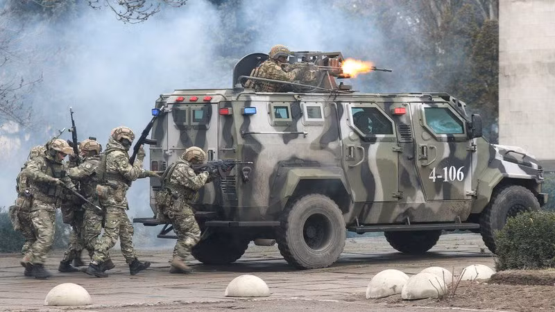 Không ngờ, Ukraine đã chuẩn bị trước và điều động trực tiếp lữ đoàn phản ứng nhanh số 45 với vũ khí hạng nặng. Dưới sự hướng dẫn và hiệu chỉnh của máy bay không người lái, quân đội Ukraine đã nã đạn pháo vào sân bay. Sau một đêm giao tranh ác liệt, quân đội Ukraine đã phá hủy sân bay và khiến quân đội Nga không thể đổ quân xuống sân bay theo kế hoạch.