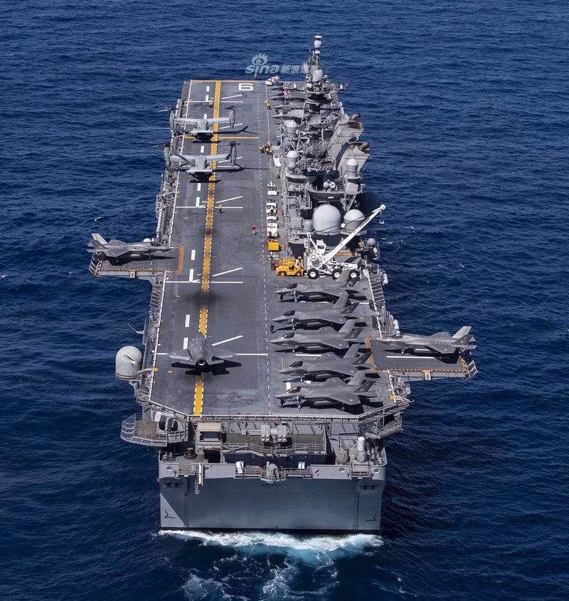Mặc dù thua kém nhiều so với F-35C được triển khai từ các tàu sân bay thông thường, những các máy bay chiến đấu F-35B vẫn tự hào có một loạt các tính năng tiên tiến từ liên kết dữ liệu mạng đến cảm biến mạnh mẽ và radar tiên tiến giảm tiết diện khung máy bay. 