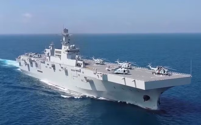 Với trọng lượng 40.000 tấn, mỗi con tàu có thể đổ bộ vài trăm lính thủy đánh bộ, xe thiết giáp và thậm chí cả xe tăng hạng nhẹ Type-15. Cũng giống như các tàu chiến Mỹ, chúng cũng có khả năng hoạt động như các tàu tác chiến chống ngầm với trực thăng Z-20.