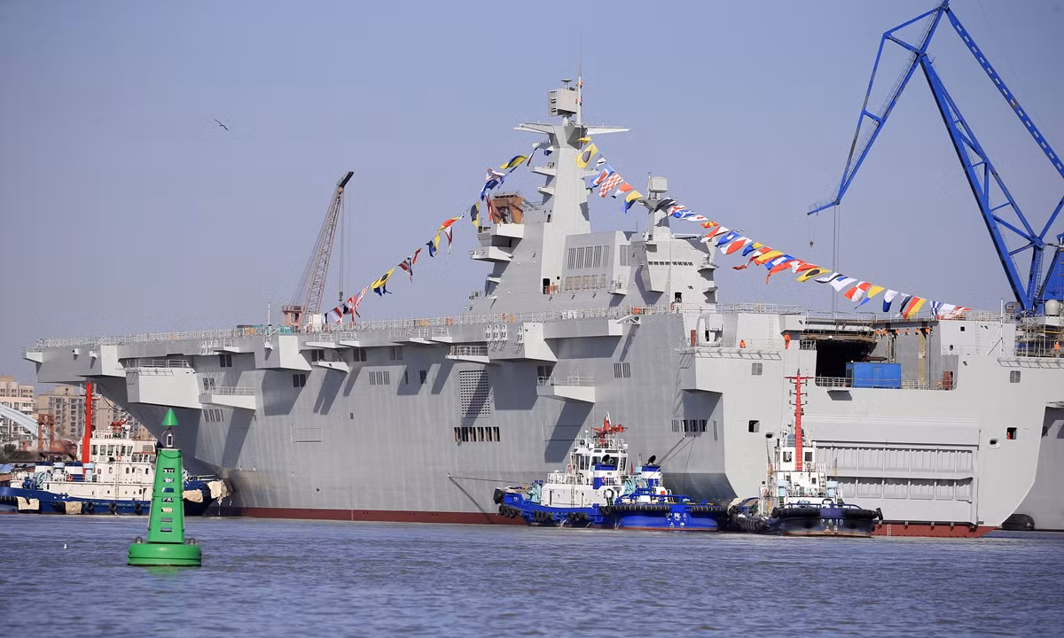 Thứ hai là tàu đổ bộ Type 075. Là tàu sân bay đổ bộ đầu tiên trên thế giới sánh ngang với kích thước và khả năng của các tàu sân bay Mỹ, chương trình Type 075 của Trung Quốc thể hiện một bước tiến đáng kể để có thể sánh vai với Hải quân Mỹ ở Tây Thái Bình Dương.