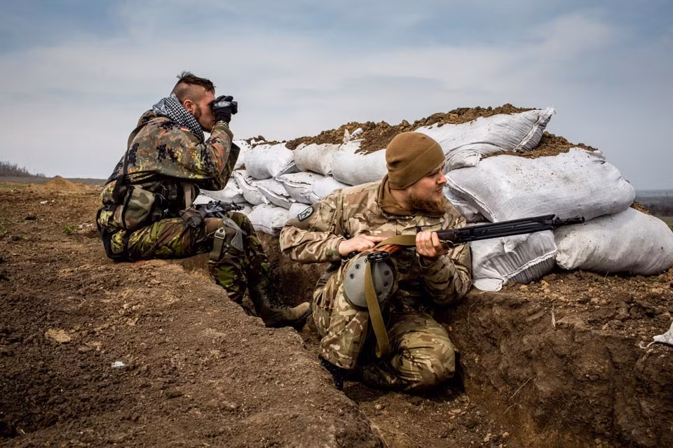 Đối với quân đội Nga, lực lượng vũ trang miền Đông Ukraine và lực lượng Chechnya bao quanh Mariupol, việc chứng kiến một cuộc giao tranh quy mô lớn như vậy giữa quân đội chính phủ Ukraine và Tiểu đoàn Azov là điều có lợi.