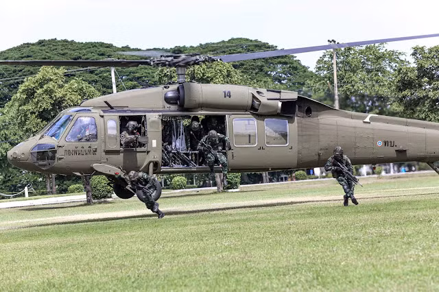 Thái Lan bất ngờ mua trực thăng đa dụng UH-60A Blackhawk cũ Thai Lan bat ngo mua truc thang da dung UH-60A Blackhawk cu