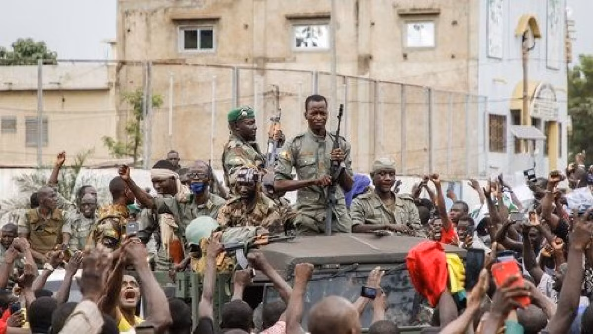 Vào tháng 5, đại tá Malian, người đã đồng ý chia sẻ quyền lực với người dân sau khi lật đổ Tổng thống Ibrahim Boubacar Keita, ông đã bắt giữ các chính trị gia dân sự và nắm quyền kiểm soát đất nước một lần nữa.