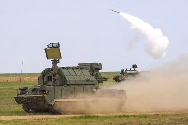 Một khả năng khác được một số chuyên gia đưa ra là các máy bay Su-27 Ukraine đã bị hệ thống phòng không trên bộ của Nga bắn hạ. Tuy nhiên, không có hệ thống tầm xa nào của Nga được quan sát thấy ở Ukraine và có khả năng vô hiệu hóa các mục tiêu gần thành phố Zhytomir. Chính vì vậy các máy bay của Ukraine có khả năng cao là đã bị hạ trong những cuộc không chiến.