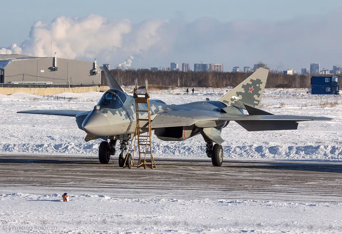 Không quân Nga hiện đã đưa máy bay chiến đấu thế hệ tiếp theo Su-57 được trang bị tên lửa tiên tiến K-77M vào biên chế và dự kiến sẽ đưa 76 chiếc vào biên chế trong năm 2027.