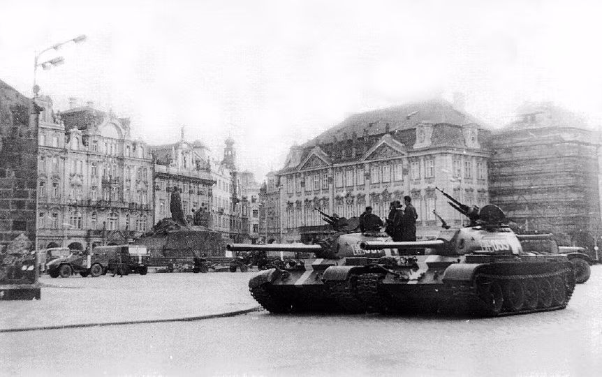 Các đơn vị đồng minh Khối Warszawa được đặt tại tất cả các thành phố lớn. Cả trên vùng núi Carpathian và chốt 100% các cầu qua sông Dunai. Còn đơn vị đồn trú Tiệp Khắc, sân bay quân sự tại các thành phố, thị trấn, rồi toàn cõi Boheme, Slovakia, Bratislava, Moravia, Brno... đều bị quân đồng minh phong tỏa chặt.