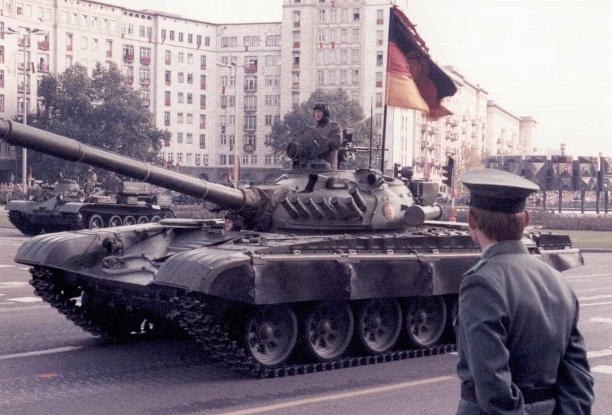 Ngoài ra còn có Quân đội Hungary, Quân đội Cộng hòa Dân chủ Đức, Quân đội Ba Lan, Quân đội Bulgaria... Tổng cộng có 3 tập đoàn quân xe tăng, 7 tập đoàn quân binh chủng hợp thành, 4 tập đoàn quân không quân, 2 tập đoàn quân phòng không độc lập Quân chủng Phòng không Liên Xô, Quân đoàn lục quân 28 Quân khu PriKarpat, Quân đoàn phòng không 11.