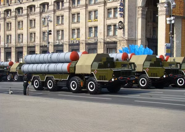 Phiên bản S-300PT mà Ukraine đang sở hữu có sự cải tiến nhỏ từ hệ thống S-300P ban đầu và được đưa vào trang bị vào năm 1982; hệ thống sử dụng tên lửa 5V55KD, có tầm bắn 90 km và sử dụng phương pháp dẫn đường bằng radar bán chủ động đầu cuối, để nâng cao mức chính xác.