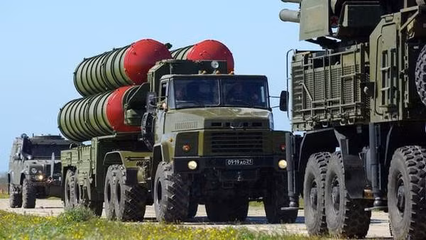 Tuy còn nhiều hạn chế, nhưng hệ thống S-300PT lại có nhiều sự tương đồng với những hệ thống S-300 của các đối thủ tiềm năng của Mỹ; hiện Nga cũng vẫn còn biên chế hệ thống S-300PS mới hơn, nhưng có nhiều điểm giống hệ thống S-300PT của Ukraine.