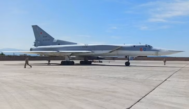 Các phi công Nga cất cánh từ căn cứ không quân Khmeimim, trong khi phi công Syria cất cánh từ sân bay Seikal và Dumayr bên ngoài Damascus. Tuyên bố của Bộ Quốc phòng Nga nêu rõ thêm rằng một máy bay kiểm soát cảnh báo sớm A-50 của Nga cũng tham gia hoạt động trên.