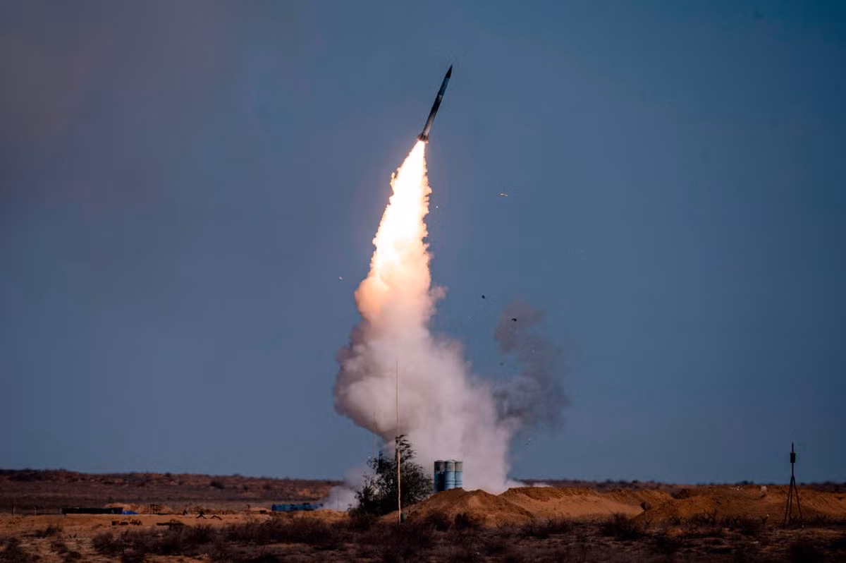 Nếu thông tin về việc tên lửa S-400 bắn hạ trực thăng Ukraine là đúng, thì có thể tên lửa S-400 đã được phóng đi từ trong lãnh thổ Nga; vì phạm vi hoạt động của hệ thống S-400 lên tới 400 km và phạm vi giám sát của radar của S-400 lên đến 600 km.