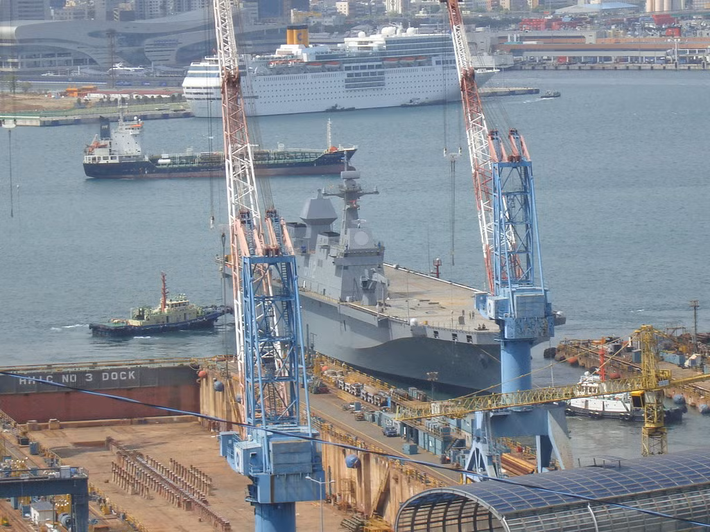 Một chiếc thứ ba thuộc Lớp Dokdo hiện đang được đóng với giá khoảng 650 triệu USD. Ngoài ra số lượng thủy thủ đoàn nhỏ càng giúp giảm chi phí hơn nữa. Mỗi tàu có thể chở tới 720 lính thủy đánh bộ với các phương tiện tấn công liên quan và tối đa 15 máy bay trực thăng.