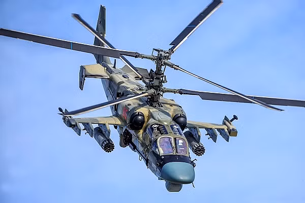 Ka-52 được trang bị rất mạnh với 12 giá treo tên lửa, cùng với nhiều khẩu pháo, nó có thể triển khai 80 rocket 80mm, 20 rocket 122mm hoặc 12 tên lửa chống tăng 9K12, tên lửa không đối không R-73 và tên lửa dẫn đường bằng laser Kh-25.