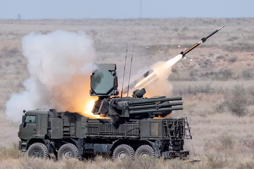 Vào năm 2020, nhà thiết kế chính của Pantsir đã tiết lộ về sự tồn tại của hai loại tên lửa tương thích với Pantsir mới. Loại đầu tiên với đầu đạn phân mảnh nhỏ hơn và tốc độ tối đa Mach 5 đã được đưa vào biên chế của Nga. Tên lửa thứ hai vẫn đang được phát triển và ước tính sẽ được sản xuất từ năm 2023 đến năm 2024.