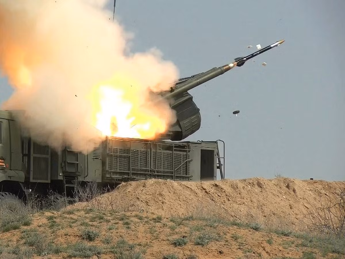 Hệ thống Pantsir cơ bản được trang bị tới 12 tên lửa 57E6 và 2 khẩu pháo 2A38M 30mm, cho phép nó tấn công đồng thời 4 mục tiêu. 57E6 là tên lửa hai giai đoạn dẫn đường bằng sóng vô tuyến và đầu đạn nổ mảnh nặng 20 kg. Tên lửa có chiều dài 3,3 m, đường kính 170 mm và có trọng lượng phóng là 75,7 kg.