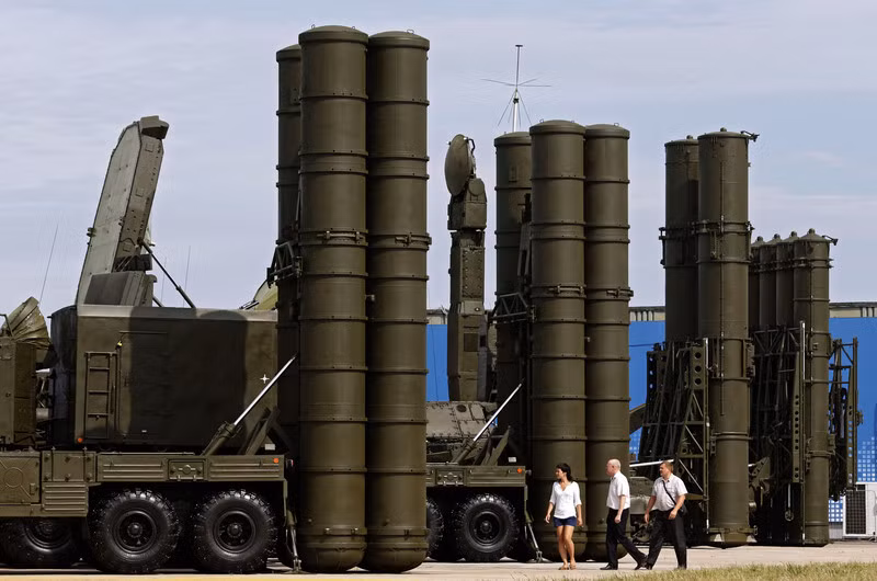 Cũng theo ông Shank, một lý do khác khiến Nga có thể quyết định chuyển hướng S-300 từ vai trò phòng không, sang mục đích tấn công trên bộ, đó là Không quân Ukraine không đủ khả năng thực hiện các cuộc không kích; do vậy số tên lửa S-300 cũng là thừa thãi.