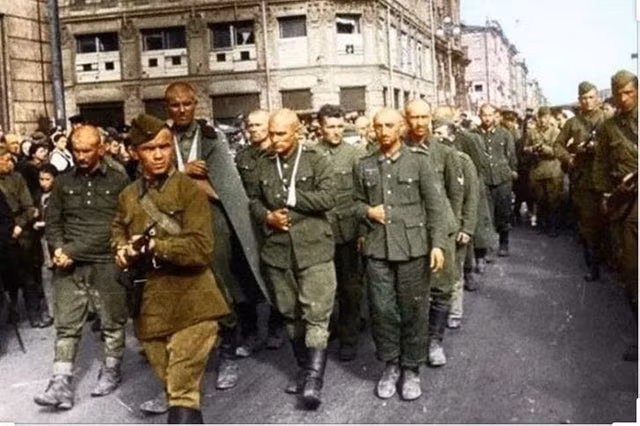 Cuộc diễu hành xuyên Moscow của hàng chục nghìn quân nhân vốn là binh sĩ của quân đội Đức Quốc xã bất khả chiến bại đã để lại ấn tượng khó phai đối với người dân Xô viết, đối với các đồng minh và kể cả kẻ thù của Liên Xô, thể hiện những thành công quân sự của Hồng quân và tính tất yếu của chiến thắng cuối cùng trước chủ nghĩa phát-xít. Nguồn ảnh: Warhistory.