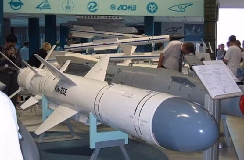 Tên lửa Kh-35 nặng 550 kg có tầm bắn 250 km và mang đầu đạn nặng 145 kg có khả năng đánh chìm một con tàu cỡ trung và làm hư hại "nghiêm trọng" một con tàu lớn.