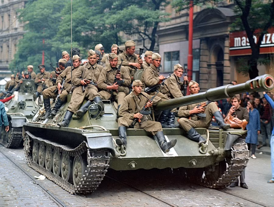 Khẩu đội pháo tự hành SU-85, Trung đội chống tăng SPG-9 của Đại đội pháo binh chặn đường vào Nhà Chính phủ từ hướng Quảng trường Thành phố và các cầu qua sông Vltava. Trong lúc đó, Trung úy Grafov cùng 4 nhóm quân dù xông vào tòa nhà, cắt các mạch thông tin liên lạc và cô lập Chính phủ.