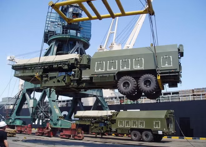 Một phần S-300 của Ukraine được cho là đã bán cho Mỹ, với mục đích thử nghiệm, còn một số hệ thống BuK cũng được bán ra nước ngoài cho Gruzia. Nghĩa là mạng lưới phòng không của Ukraine bao gồm cả hai hệ thống trên còn đang hoạt động, nhưng cũng có quy mô nhỏ hơn nhiều so với thời gian sau khi Liên Xô sụp đổ.