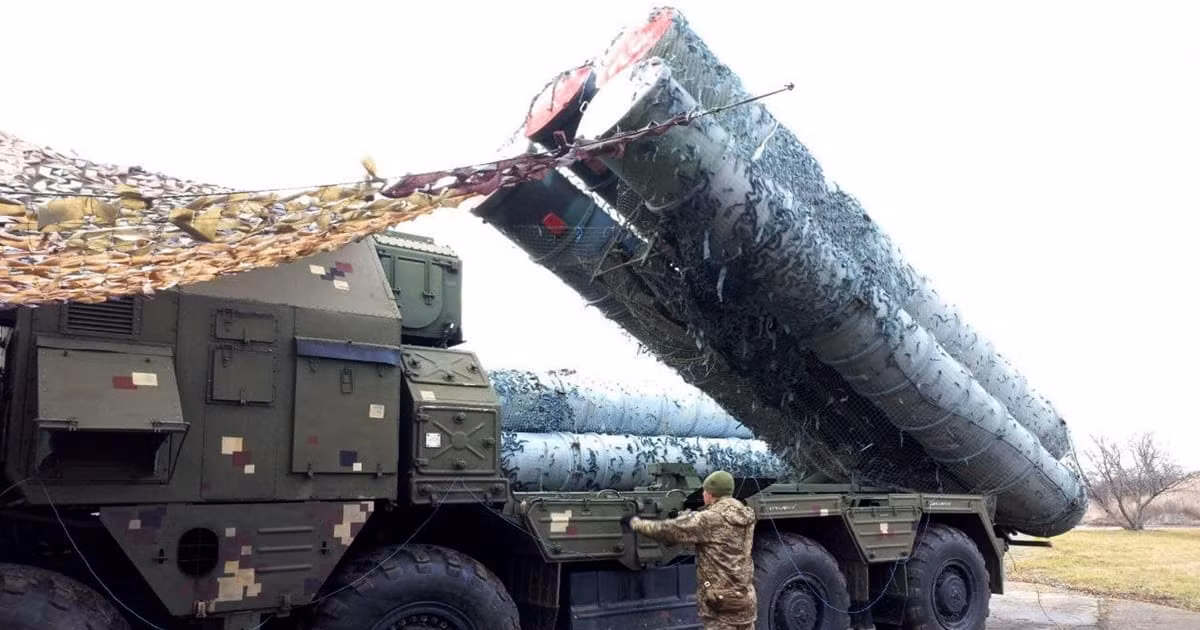 Mặc dù S-300 đã nổi tiếng là hệ thống phòng không hàng đầu thế giới, nhưng so với hệ thống S-300V4 đang được sản xuất ở Nga hiện nay, S-300 của Ukraine không được thiết kế để phòng thủ các khu vực rộng lớn, không có hệ thống phòng thủ nhiều lớp và cung cấp mức độ nhận thức tình huống hạn chế hơn nhiều.