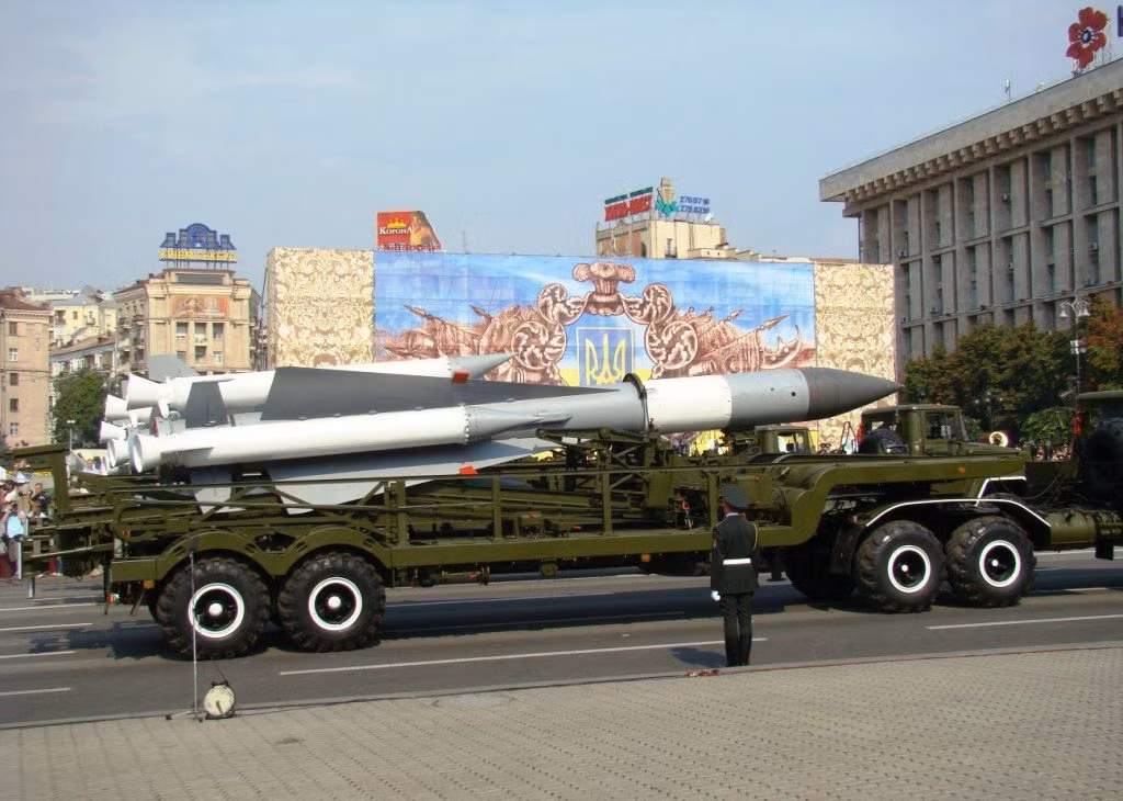 Hệ thống tầm xa duy nhất của Ukraine kế thừa từ Liên Xô là S-200, đã bị cho loại khỏi biên chế mà không có phương tiện thay thế do tuổi cao và thiếu tính cơ động khiến nó rất dễ bị tấn công bởi các vũ khí dẫn đường chính xác.