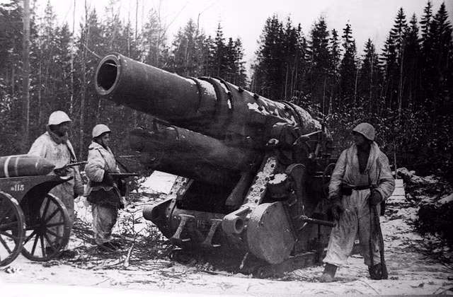 Trong trận vây hãm thành phố Leningrad nằm ở phía bắc của Liên Xô, Manstein đã bao vây, cô lập thành phố này trong suốt một thời gian dài khiến cho nhiều nỗ lực giải vây của quân đội Liên Xô bất thành và bị thiệt hại nặng, chỉ đến tháng 01/1944 thành phố Leningrad mới được giải phóng nhưng lúc này Manstein cũng không còn nắm quyền chỉ huy ở đây.
