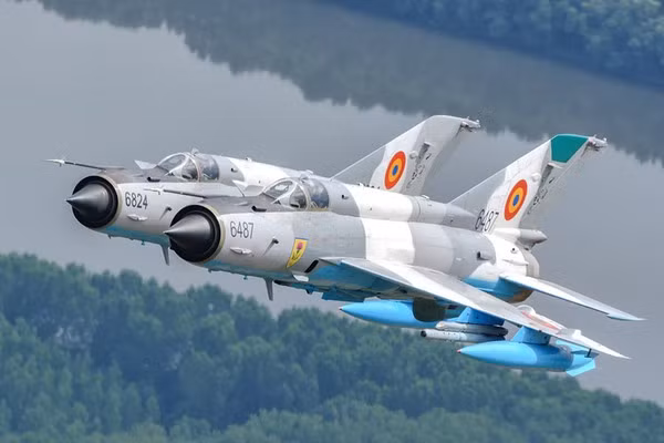 Hiện tại, Trung Quốc đã ngừng sản xuất J-7. Các máy bay J-7 đã được chuyển giao cho các nhiệm vụ quốc phòng và huấn luyện địa phương. Croatia và Romania cũng sẽ thanh lý các máy bay MiG-21 trong vòng 5 năm tới.